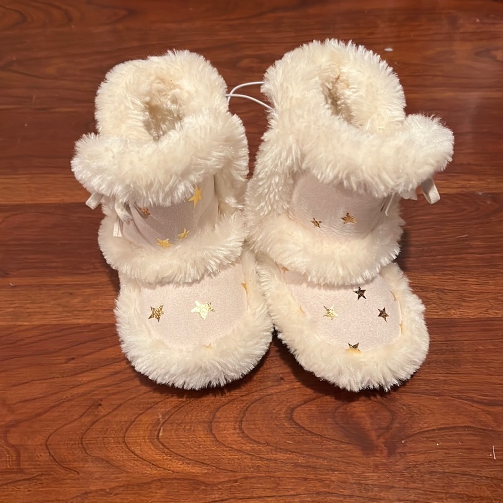 “R” us baby booties. Faux fur lining. Baby Size 12/18m. NWT